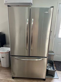 Maytag fridge in great condition 69x35x32 pick up in lemon grove