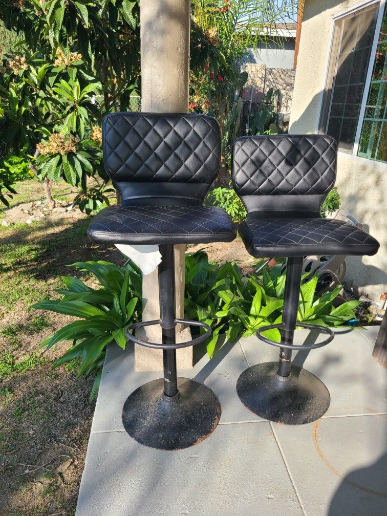 2 Bar Stools / 2 Taburetes De Bar.