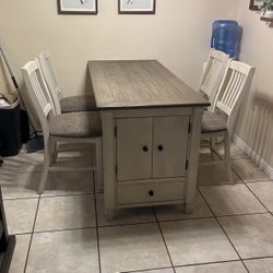 Dining Table / 4 Chairs 