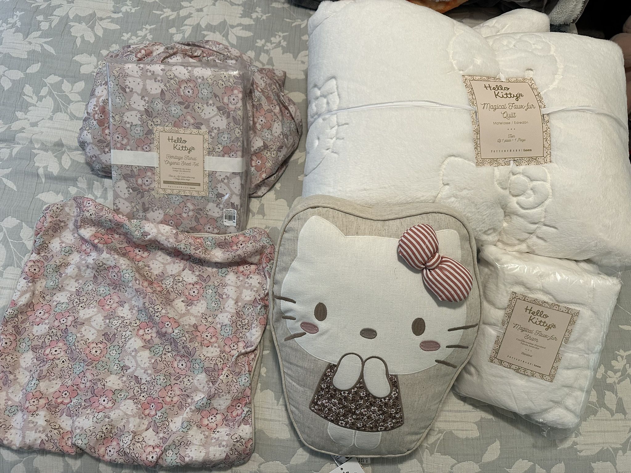 Pottery Barn - Hello Kitty Bedding (twin Size)