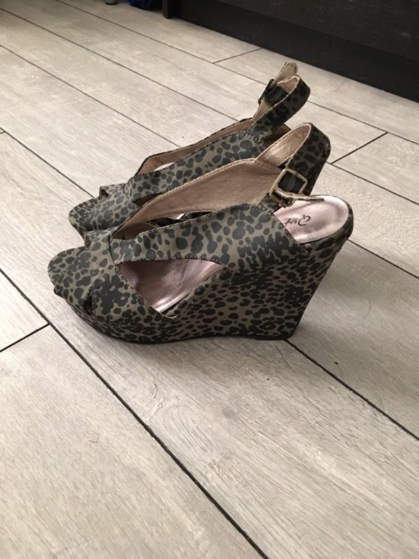 Cute wedges sz 7