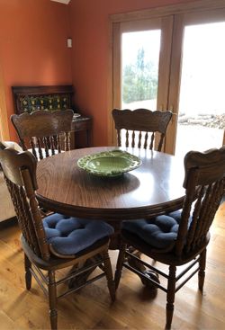 Solid wood table and 5 Chairs 
