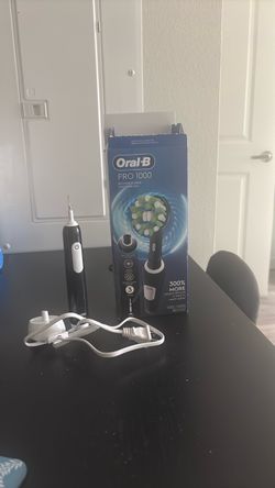 Oral-B Pro 1000 Electric toothbrush, handle and charger