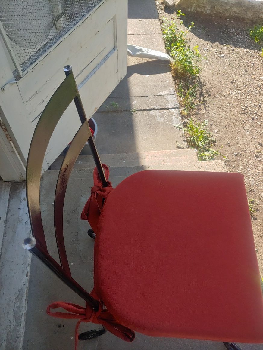 4 matching patio chairs