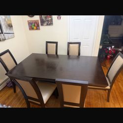 Raymond and Flannigan 6 Chair Extendable Dinning Room Set