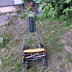 Fiskars 18" Steel Blade Reel Mower, Easy Push, Eco,Friendly Lawn Care for a Quiet Cut