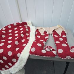 Chrisas tree skirt with 2 matching stockings