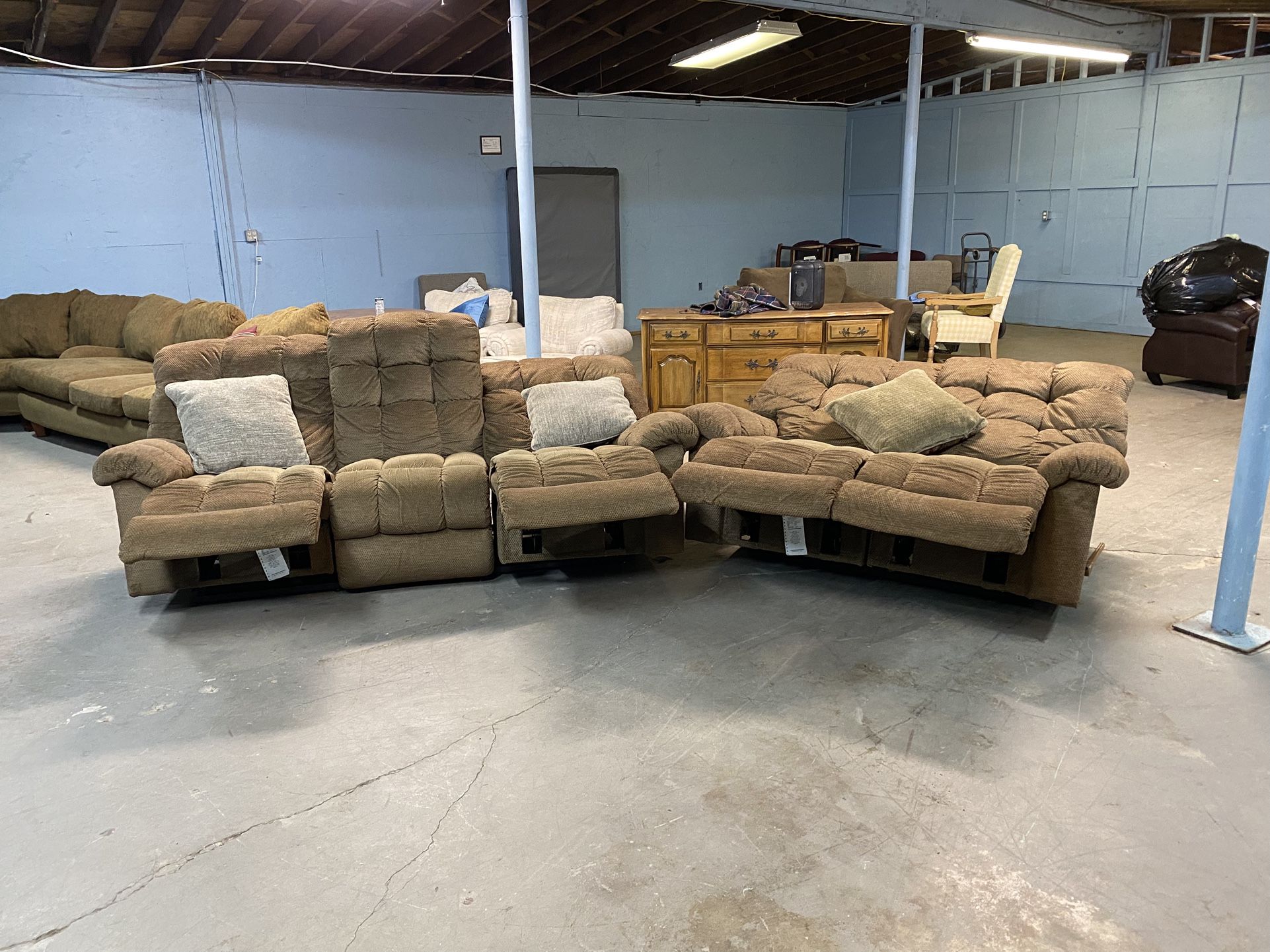 Super Comfy recliner Sofa & Loveseat (delivery available, read details)