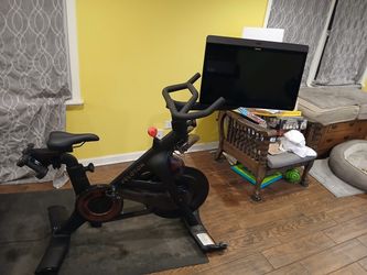 Peloton Bike Plus 2021 Excellent Cond - - Kissimmee, Florida