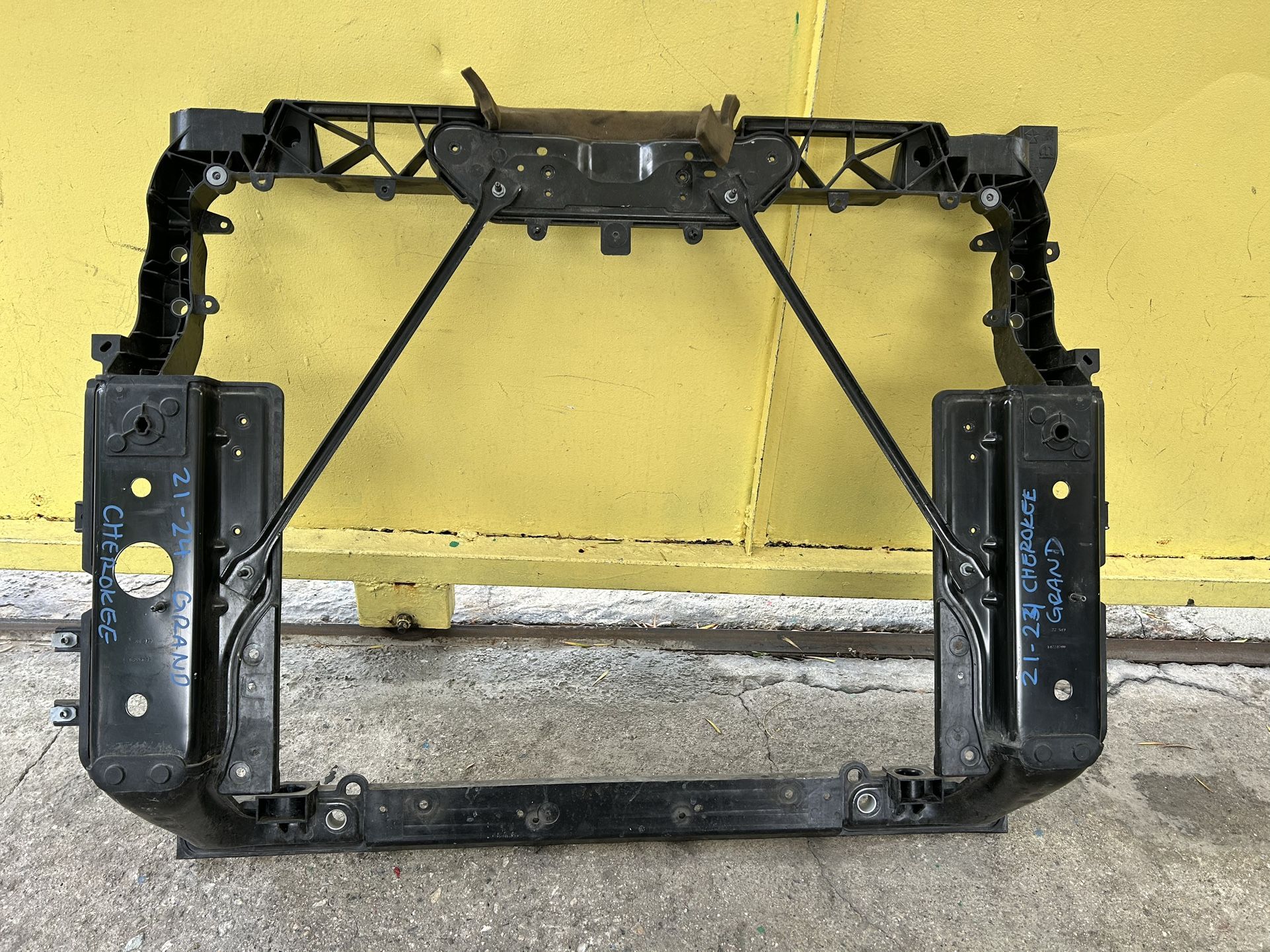 2021-2024 JEEP GRAND CHEROKEE RADIATOR SUPPORT