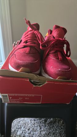 Women’s Gym Red Nike Hurache Run SD Shoe