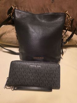 Lot of 2 Michael Kors Black Leather Crossbody Bag Shoulder Bag bucket purse and Wallet