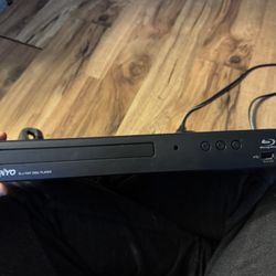 Sanyo dvd and blu ray player with remote 