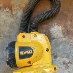 DEWALT 18v CORDLESS FLASHLIGHT 