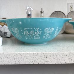 Vintage Pyrex rooster pattern bowl