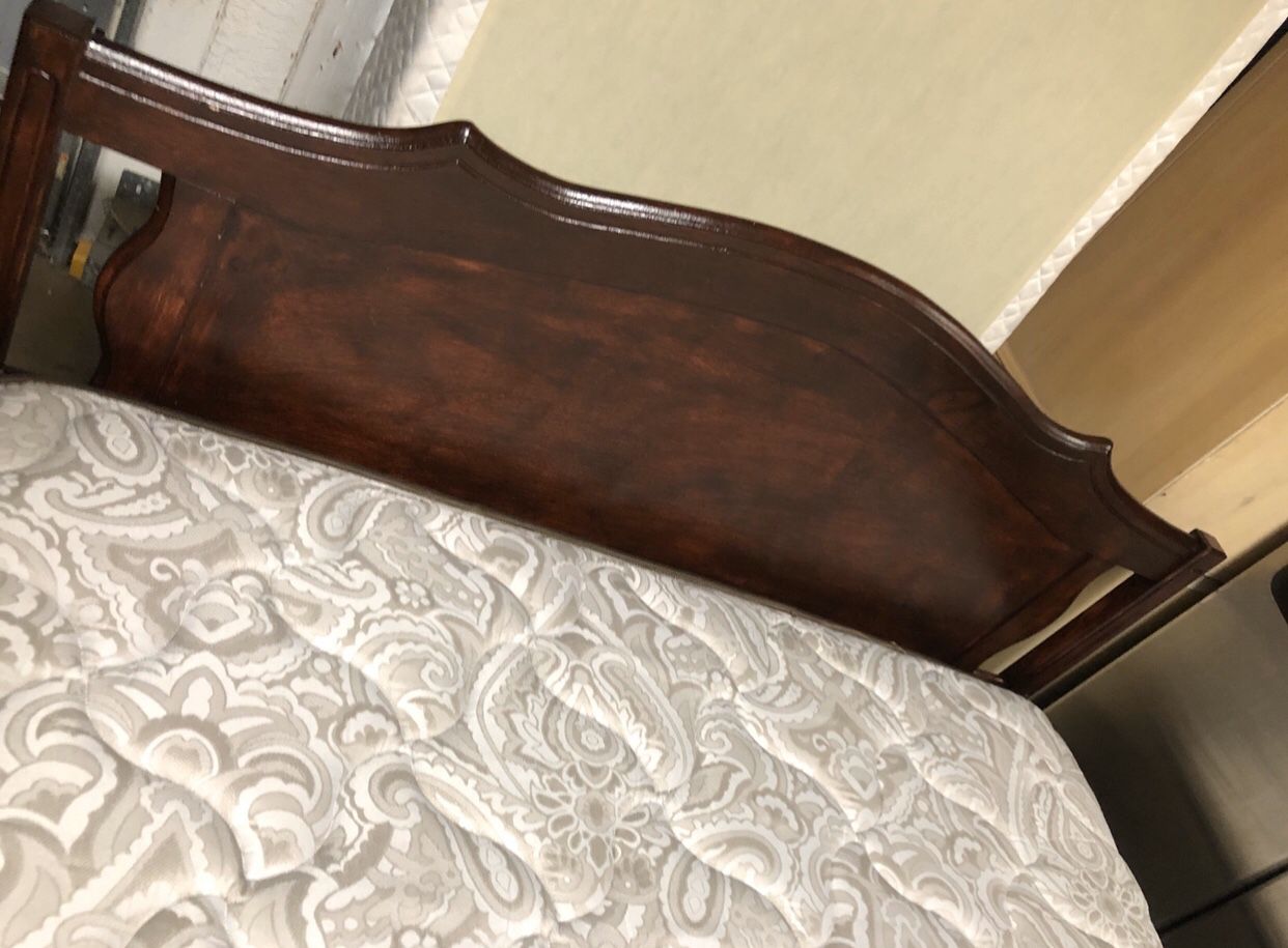 BEAUTIFUL QUEEN BED INCLUDE HEADBOARD FRAME MATTRESS BOX SPRING All EXCELLENT CONDITION