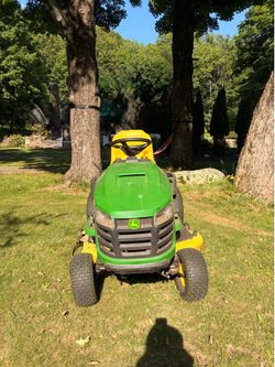 John Deere Lawn tractor