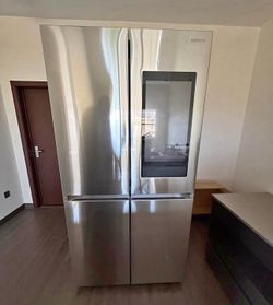 MINT CONDITION USED SMART FRIDGE-Smart Samsung 4-door fridge with Family...