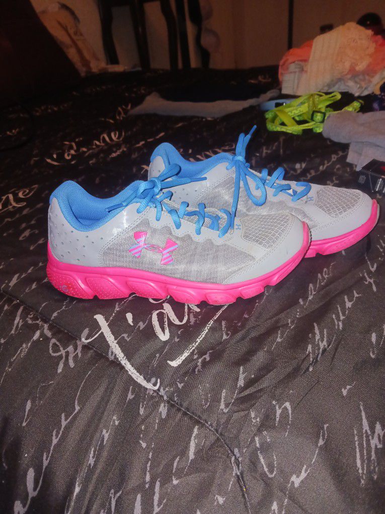Under Armor Girls Shoes Size 5 1\2