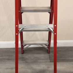 FS204P2025 4-ft ( 8-ft Reach Height) Fiberglass Type 2 - 225 Ibs. Load Capacity