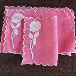 Vintage Bettencourt Scalloped Linen Cocktail Pink Lunch Napkins Hand Embroidery/Applique Roses