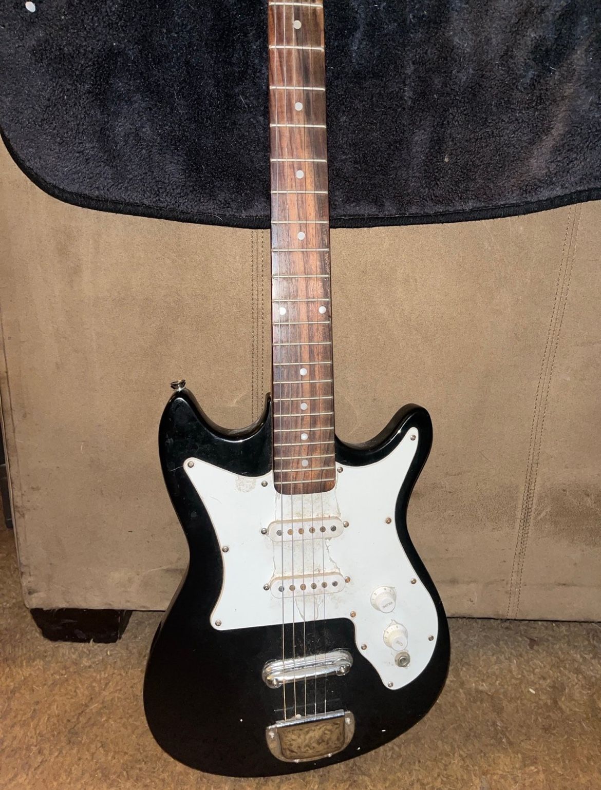 Harmony 02814 solid body electric guitar black