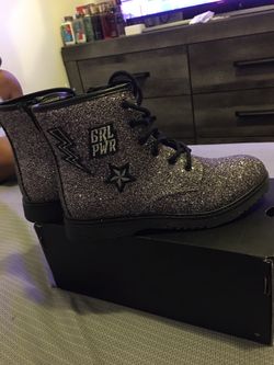 $10 NEW Glittery Girls boot.. Size 4