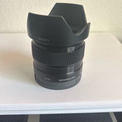 Sony E 35mm F1.8 OSS APS-C Standard Prime Lens with Optical SteadyShot Model: SEL35F18