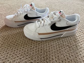 Nike Low-Top Legacy  Lift