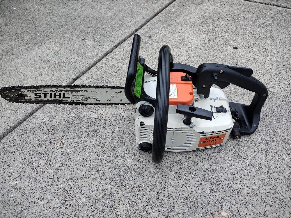 Stihl 011 AVT Chainsaw With A 16 Inch Stihl Rollomatic Bar
