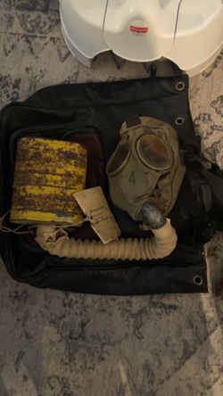 Vintage WWII gas mask (Army)