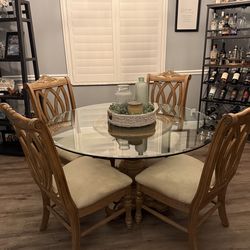 Dining Table / Dining Room