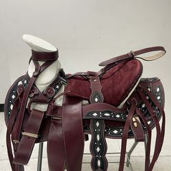 Nueva montura charra de cuero con fuste amplio