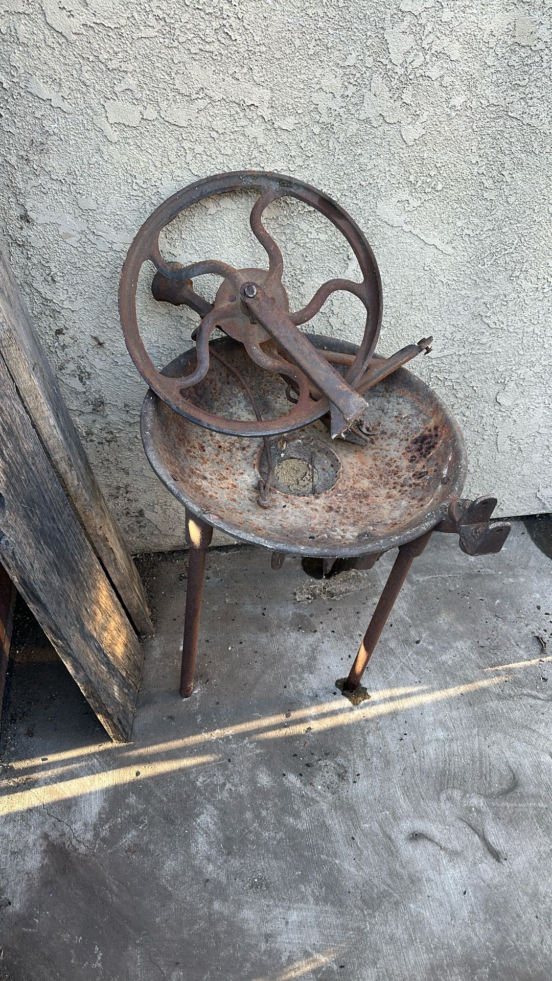 Antique Smolder Grinder Wheel Gold Cast Iron Masher Farm Barn Rustic Iron Metal Tool Yard Decor