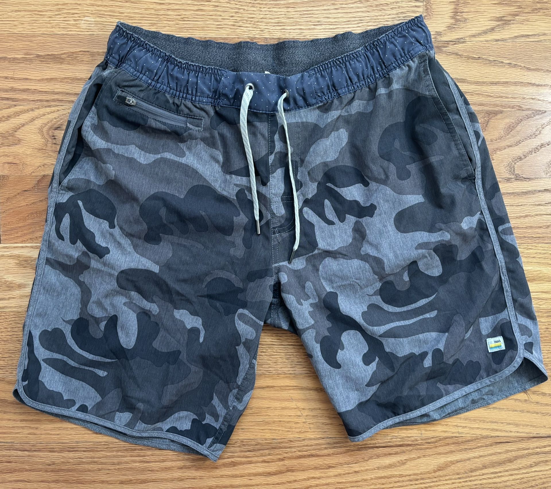 Men’s Vuori 7” Gray Camo Banks Shorts - Size Medium