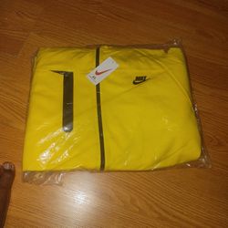 Nikey Tech. (Yellow)
