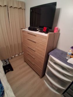 2 bedroom sets with dresser