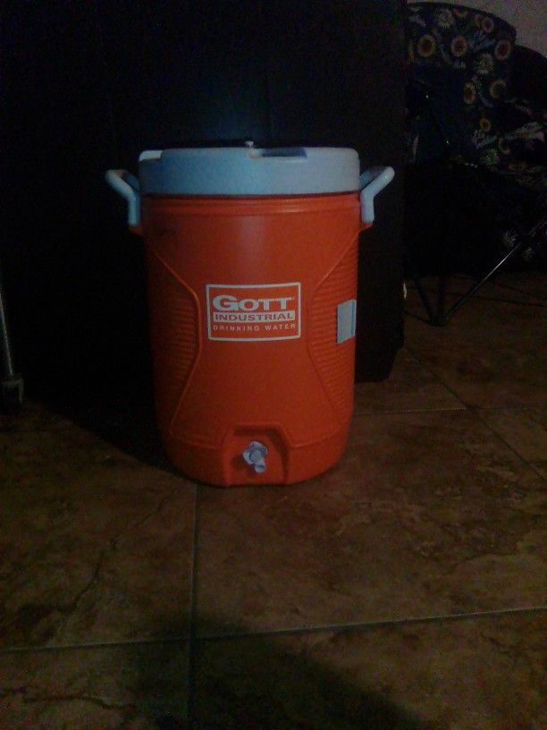 Rubbermaid 5 Gallon Water Cooler