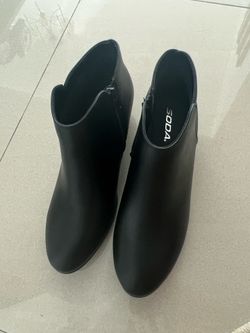Black Soda ankle booties, excellent condition, very comfortable and stylish. Perfect for casual or dressy outfits.