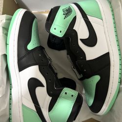 DS NEW JORDAN 1 GREEN GLOW SIZE 9.5