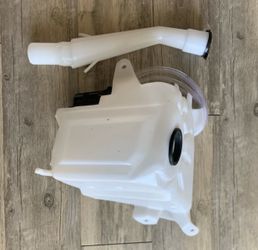 Windshield Washer Reservoir w/ Pump Filler Neck Cap For 1995~2004 Toyota Tacoma