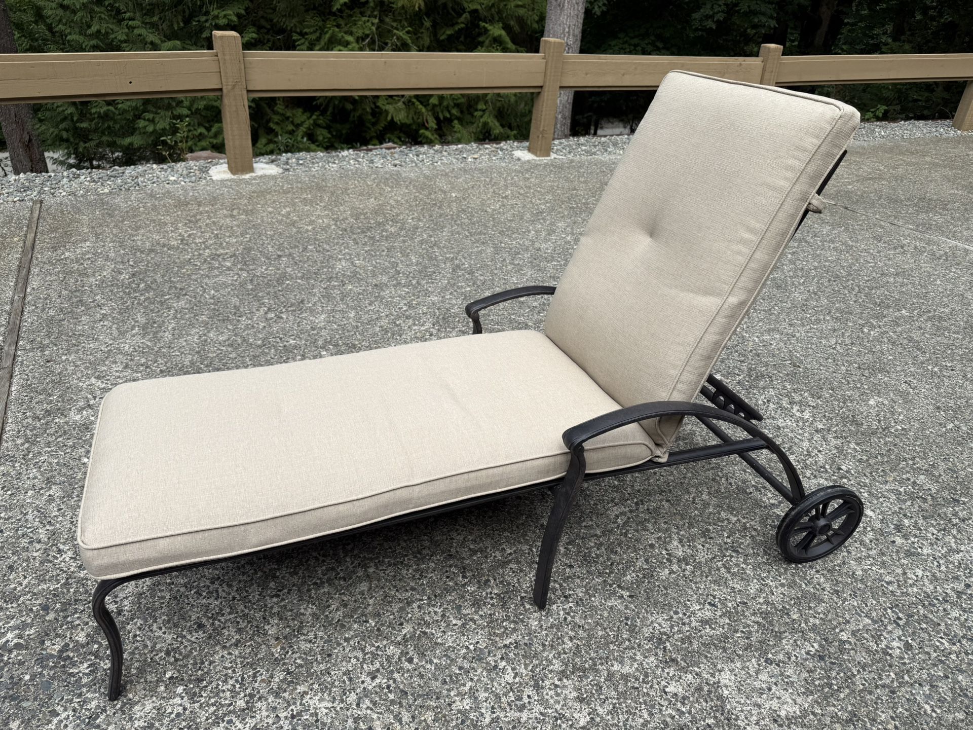 Agio Park Gate Outdoor Rolling Chaise Lounge Chair with Cushion nearly new Patio Furniture 
