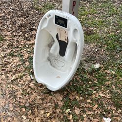 Free Baby Bath Tub Needs Cleaning 