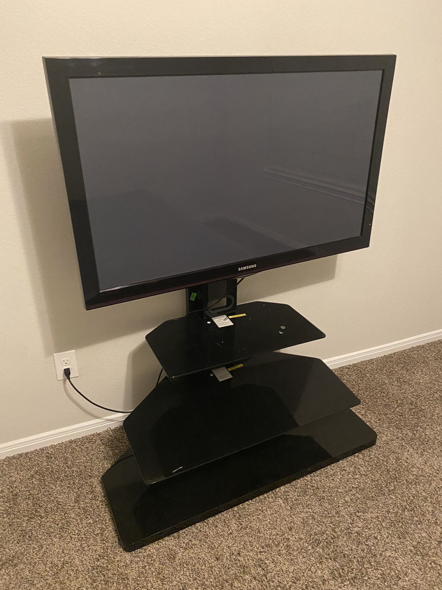 40 Inch Tv + Mount Stand