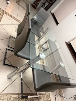Juego de comedor  de 4 sillas y un banco