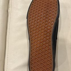 Brand New Damaged Box Size 13