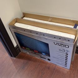 Two Vizio LED Screens 32 Inch 