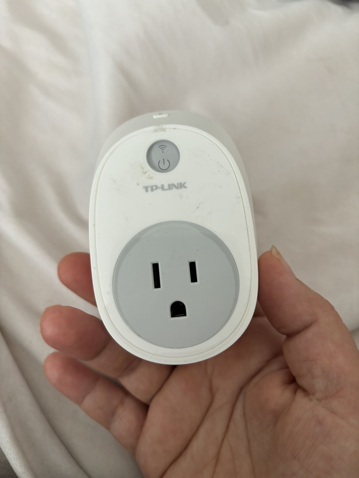 TP-Link Smart Plug With Energy Monitoring 1-Pack Model HS100