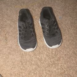 adidas tennis shoes for children size 5k like new.