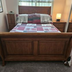 Complete Bedroom Set.  Lots of Drawers
